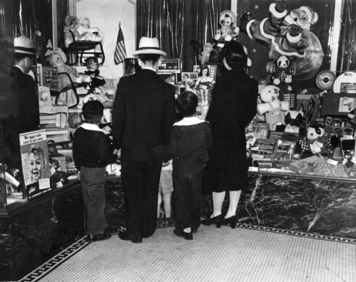 LA toy shopping 1941